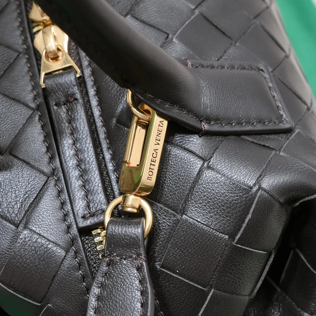 Batch 1560 #Bv Small Intrecciato woven leather bowling bag with detachable crossbody strap, single interior flat pocket, zipper closure "Classic weaving craftsmanship" is an indispensable symbol of the brand🔥. The meticulous weaving craftsmanship not only makes the bucket bag show a sense of high-end, but also adds a sense of agility to it, exuding a simple and elegant beauty. It is made of soft and delicate sheepskin texture. It is light and comfortable, and reveals a sense of high-end everywhere. The color matching is refreshing and clean, and the upper body is aged~concave shape! A bowling bag that can be used for both work and leisure. Size: 20.5*15.5*10cm, model: 7460#